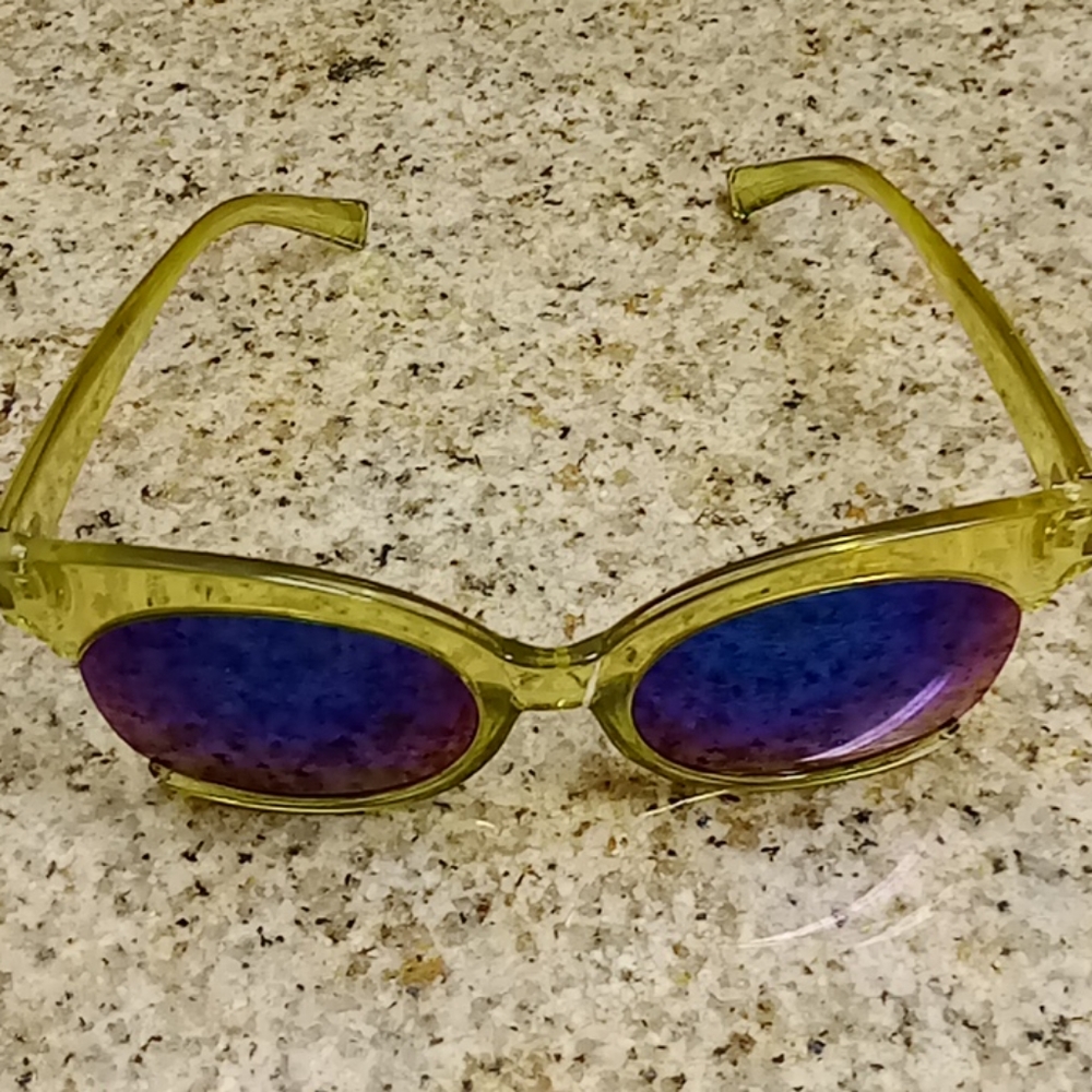 Sun glasses - Picture 2 of 2